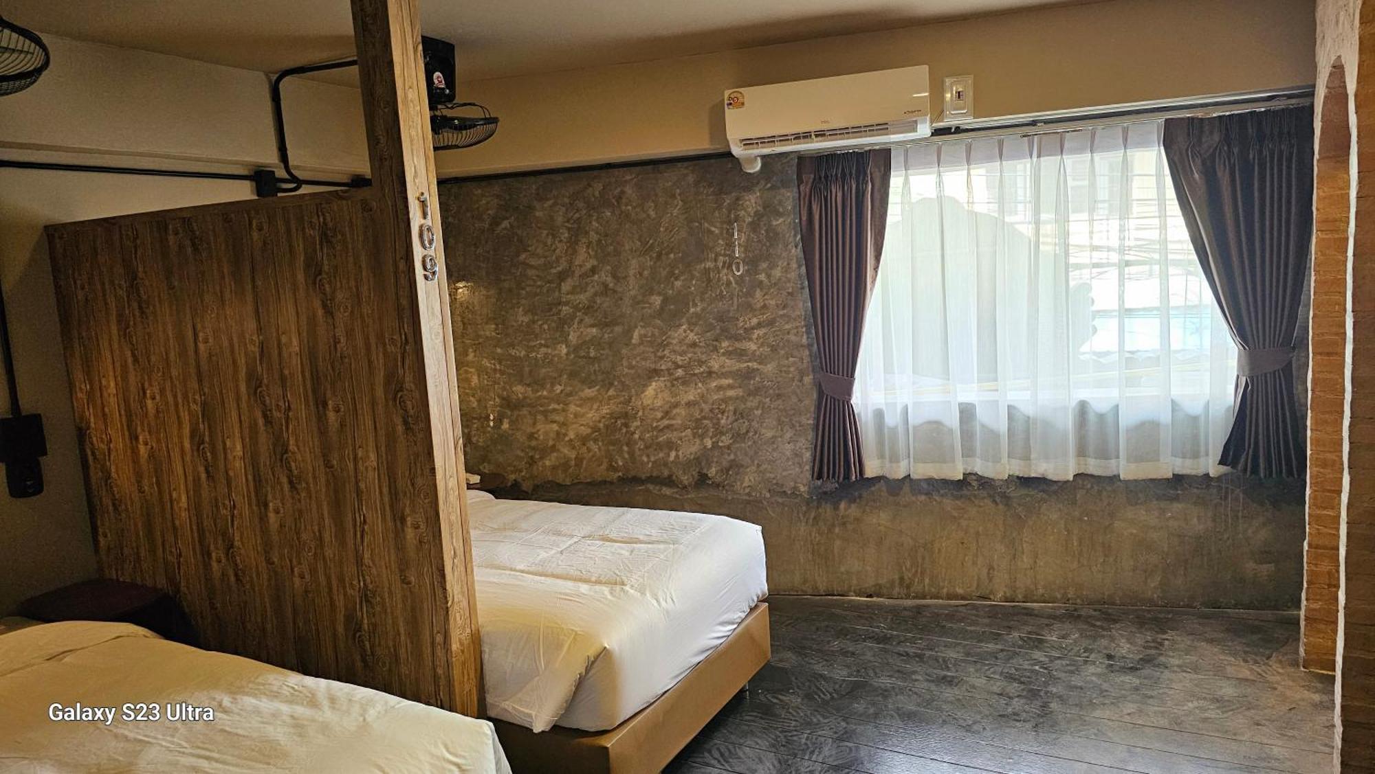 Central Guesthouse Chiang Rai - Bread & Breakfast Room photo